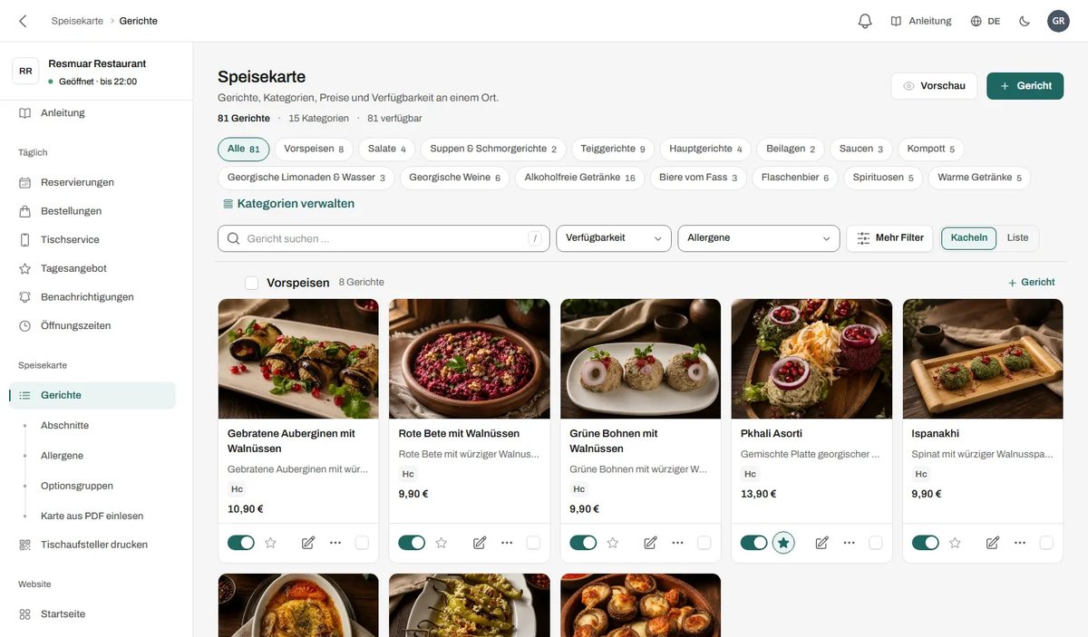 Resmuar-Panel: die Gerichte einer Speisekarte als Fotokacheln, nach Kategorien gefiltert, jede mit Allergenkürzel, Preis und Verfügbarkeitsschalter.